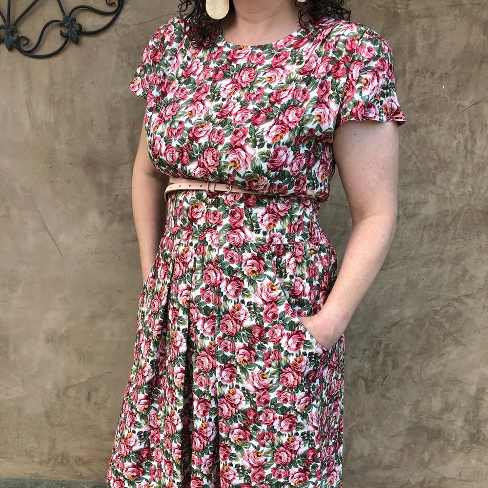 Vintage Karin Stevens Floral Dress 12 Cottage Core Pockets Roses PTP 20” STH 47”